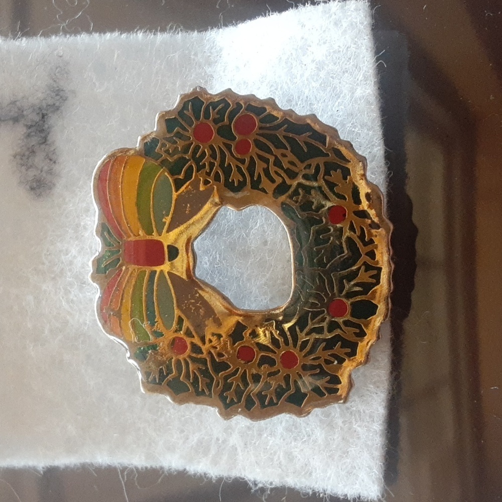 Festive Wreath Brooch with Gold Tone and Green Accents - Picture 2 of 4